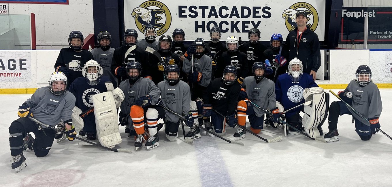 Participants d'un camp Hockey Élite Beaudoin avec l'entraîneur