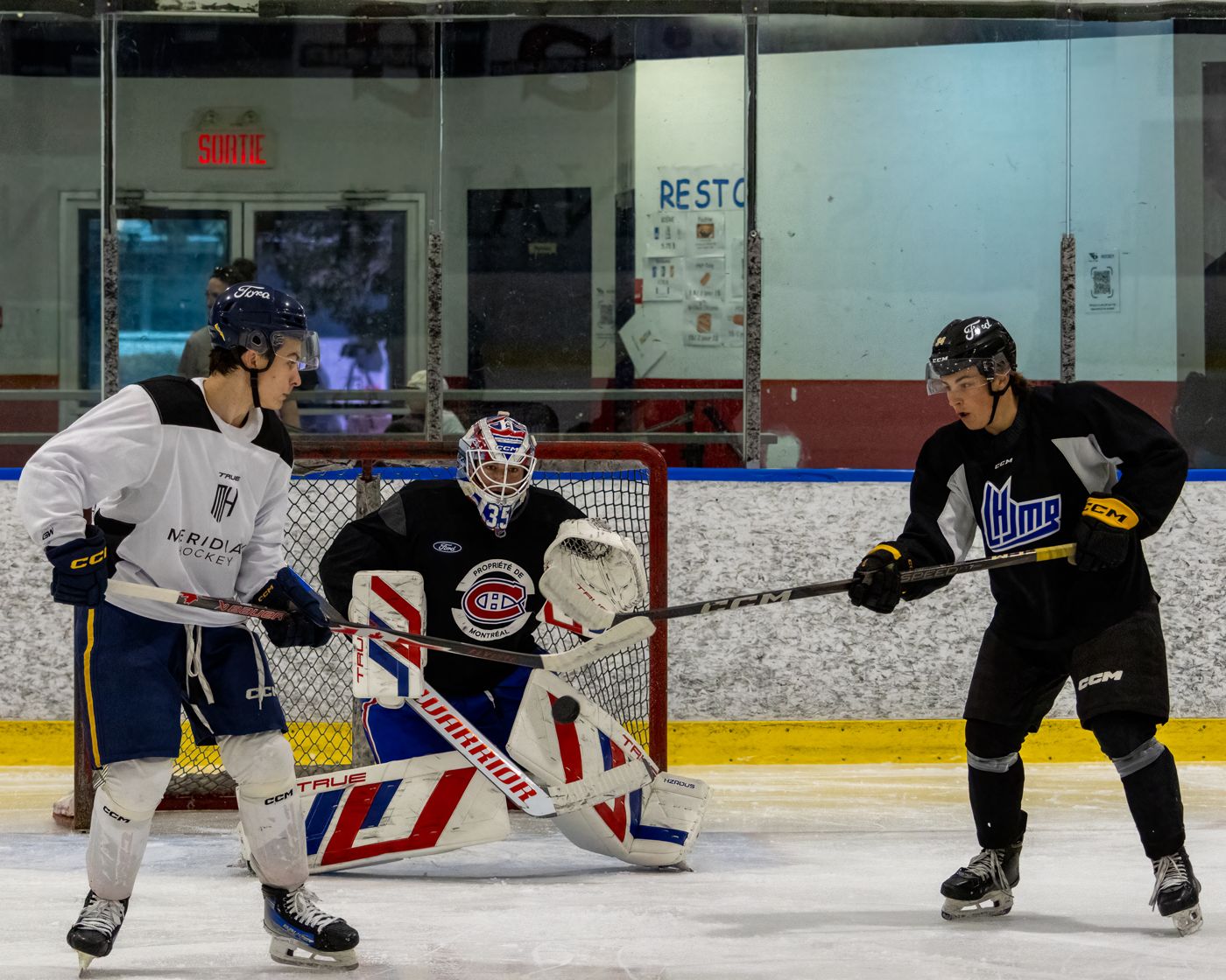 Gardien et joueurs à l'entraînement